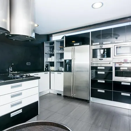 Homeholidaysrentals Adonis *