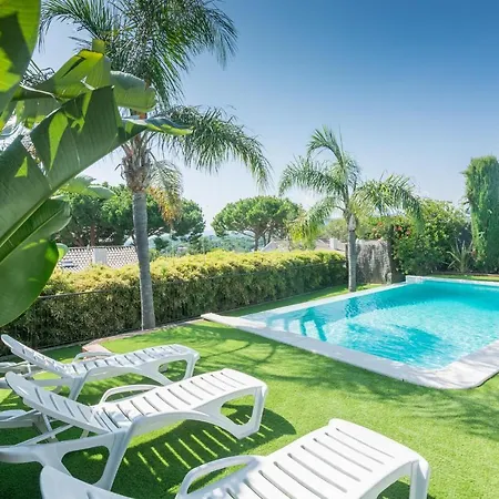 Homeholidaysrentals Adonis *